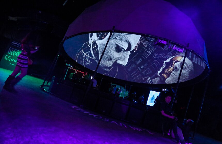 Объемный купол кинотеатра стал цифровым холстом, на котором перформеры создают картины на глазах у зрителей