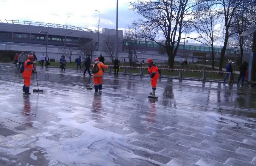 Как центральные улицы Москвы очищали после зимы 7 фото