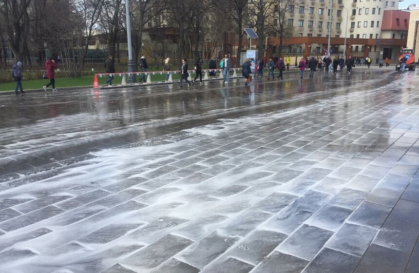 Как центральные улицы Москвы очищали после зимы 9 фото