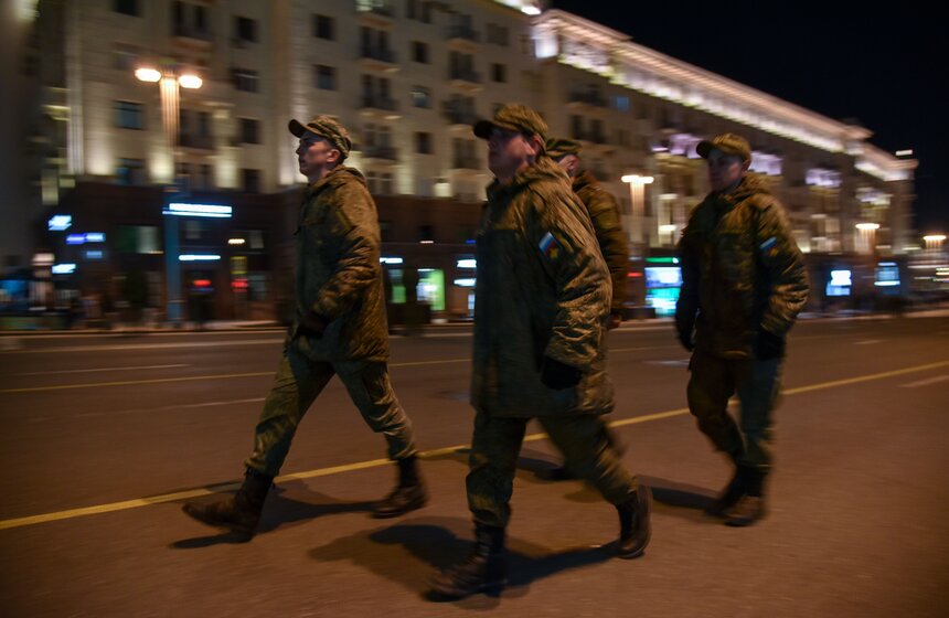 Военная техника, которая примет участие в параде, несколько дней назад переехала  с тренировочной базы в подмосковном Алабине на временную площадку на улице Нижние Мневники в Москве