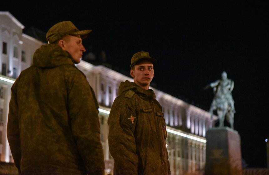 Для удобства водителей на дорогу и брусчатку Красной площади нанесли специальную разметку. Линии будут служить ориентиром для движения