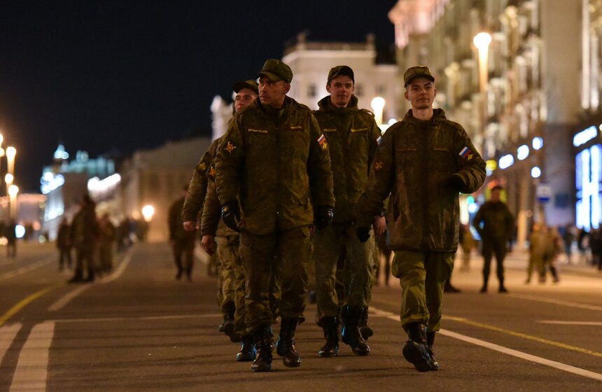 Механики-водители и командиры боевых машин прошли по пути следования механизированной колонны для изучения маршрута