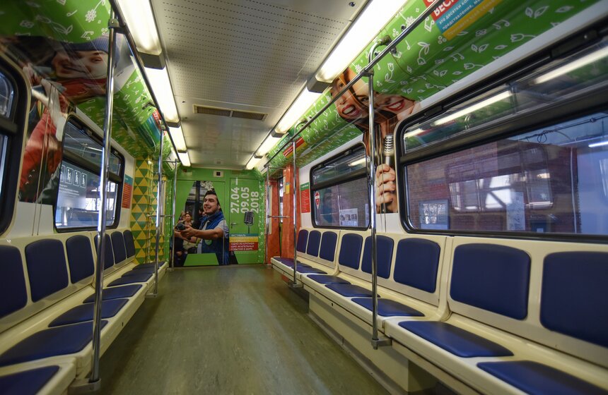 Помимо интересных фактов, пассажиры смогут прочитать об упражнениях для развития голоса и дикции, скороговорки, цитаты о пении и музыке, а также отрывки из любимых песен о Москве