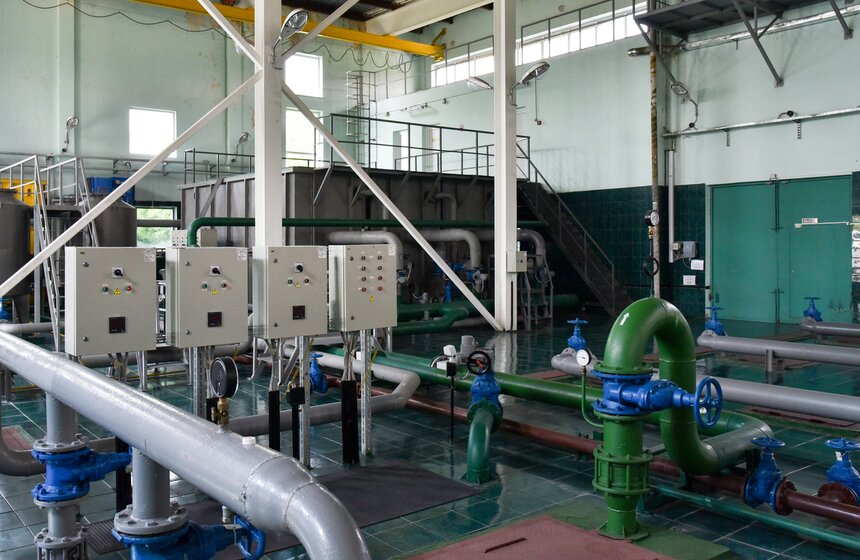 Эта станция глубокой очистки велика: помещение превосходит размерами, пожалуй, два школьных спортзала. Но управляться со всем оборудованием могут всего двое квалифицированных рабочих. В этом им помогает автоматика и множество датчиков, которые отслеживают весь процесс удаления загрязнений из воды.