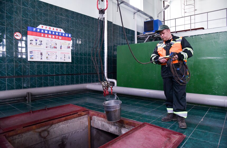 Ну а чтобы воочию убедиться, насколько качественно очищают воду на этой станции, наберем ведро на самой первой ступени. Да-да, прямо с песчаной ловушки, куда приплывают паспорта, кошельки и золотые цепочки. Как знать, может быть, что-то интересное попадется и в этот раз?