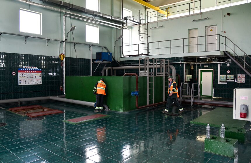 Все это достают и утилизируют. А вода, пройдя через песок, направляется на вторую ступень очистки – в отстойный резервуар. Он просто огромен! Фактически, он занимается все подполье станции – подо всем этим огромным залом плещется вода. А глубина емкости – 13 метров! Это нужно, чтобы даже в самые сильные ливни резервуар не переполнялся, и грязная вода не попадала дальше. Тут она проведет около трех суток, за это время вся муть уляжется на дно.