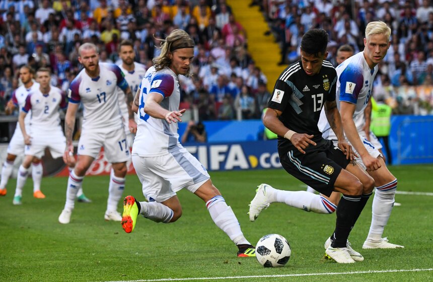 На 23-й минуте исландец Альфред Финнбогасон сравнял счет.