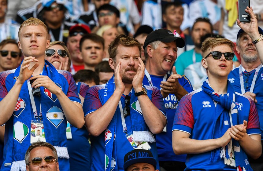 Тем не менее исландцев собралось тоже немало.