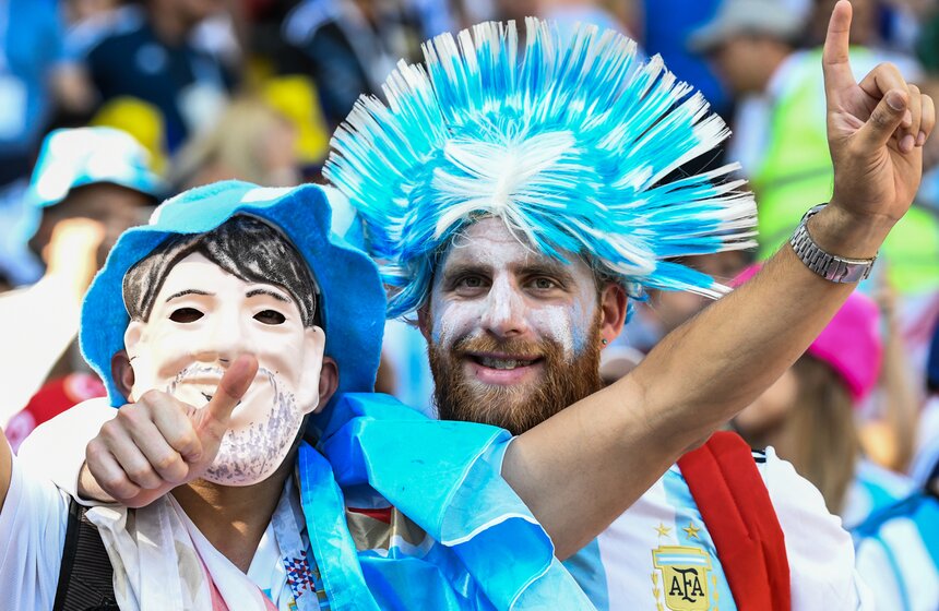 Трибуны стадиона "Спартак" были заполнены до отказа. Исландские болельщики были куда сдержаннее поклонников Аргентины в целом и Лионеля Месси в частности.