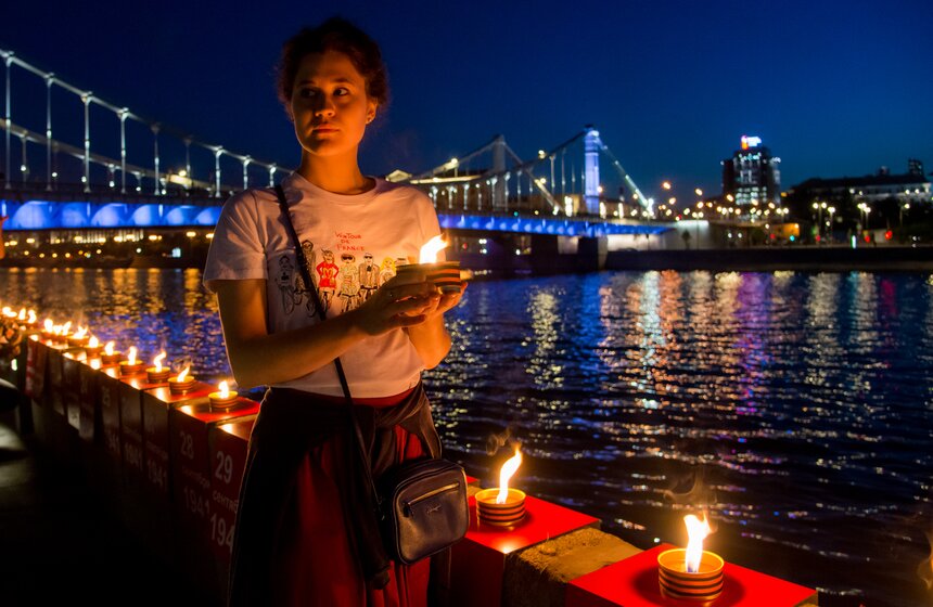 Вспомнить о героях военных лет пришли как представители старшего поколения, так и молодые москвичи