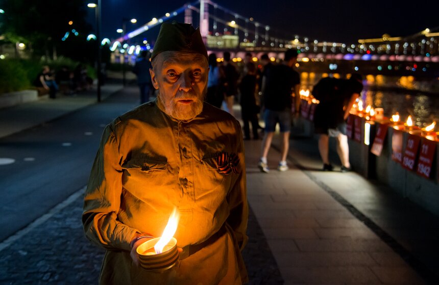 Инсталляцию из 1418 зажженных свечей можно увидеть на набережной до 23:30 22 июня