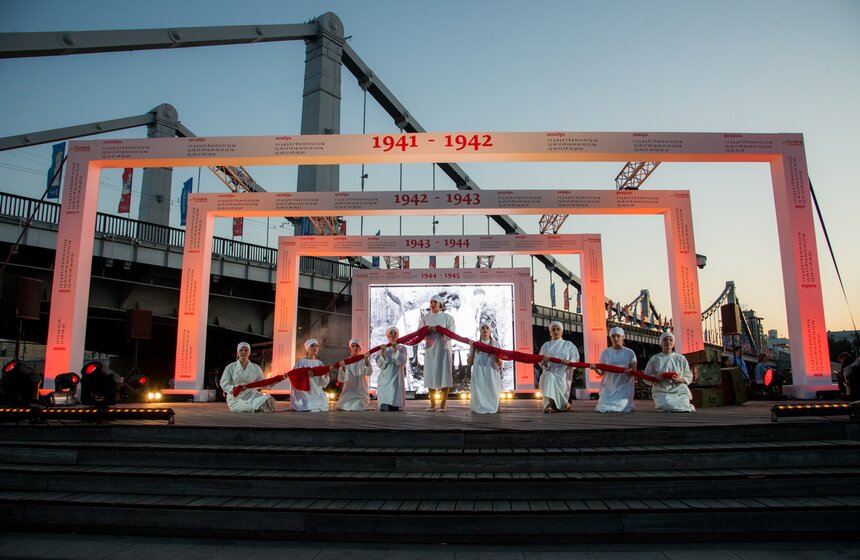 На сцене показали постановки  "У войны не женское лицо" по роману Светланы Алексиевич и "Можно попросить Нину?" по рассказу Кира Булычева