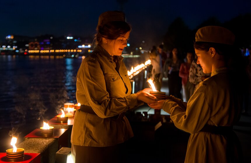В течение всего дня волонтеры будут следить за тем, чтобы свечи продолжали гореть