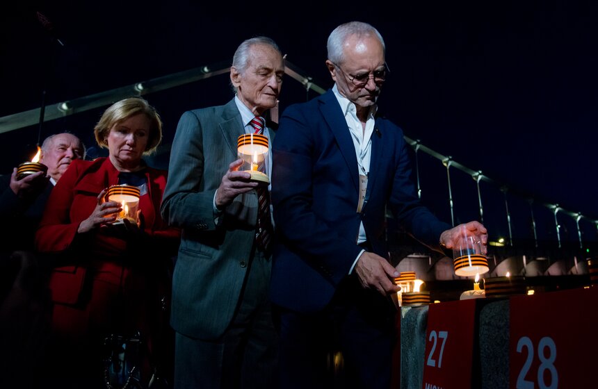 Первые свечи на Крымской набережной зажгли в 22:20