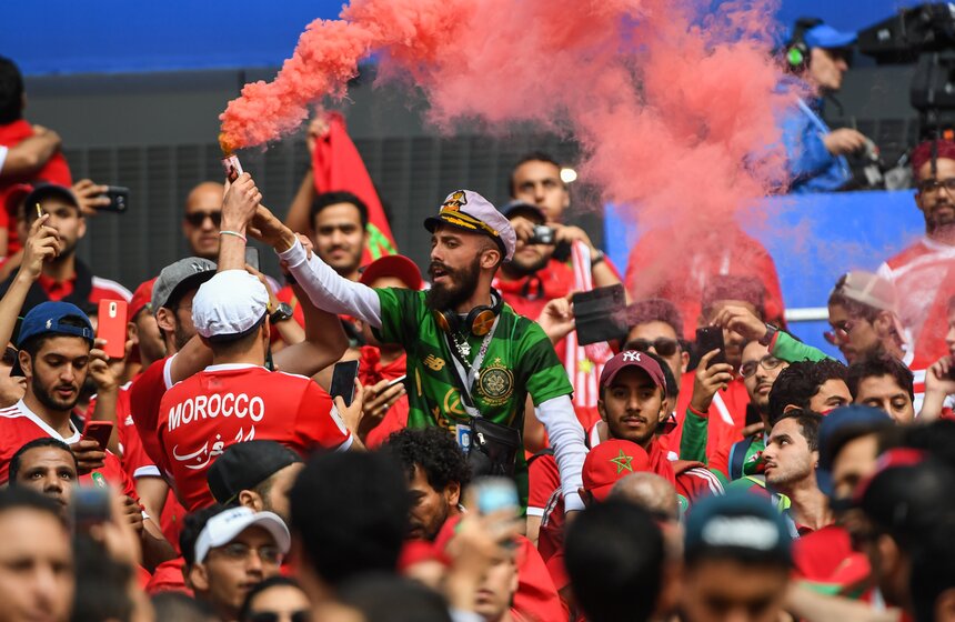 Фанаты любыми способами пытались привлечь к себе внимание, поддерживая национальную сборную