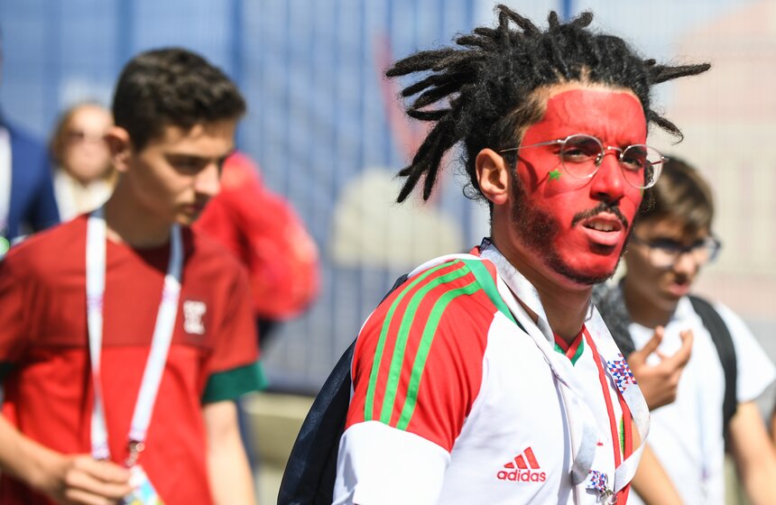 Фанаты всячески демонстрировали, за кого будут болеть на матче