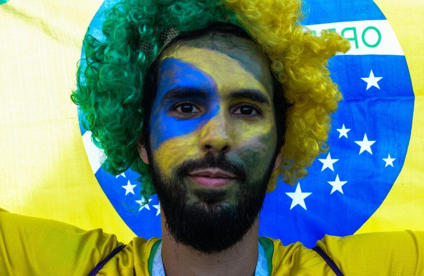 Бразильцы болели за свою команду как всегда − ярко и красочно