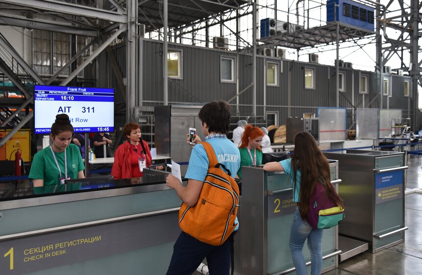 Пассажирами выступали школьники 7-11 классов, которые могли "проверить на прочность" воздушную гавань