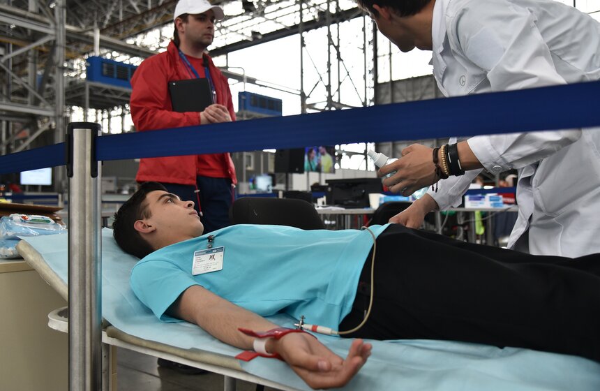 Оказание первой медицинской помощи – одно из заданий игры