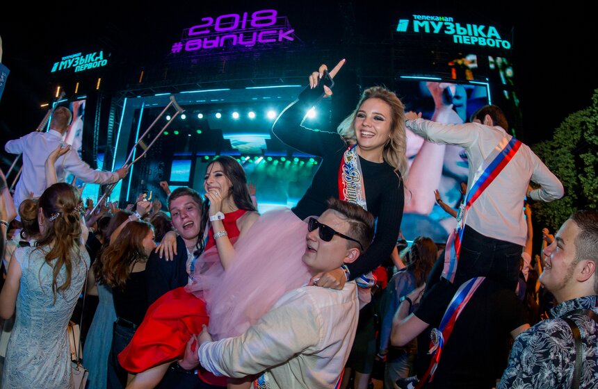 Парни не жалели сил и, несмотря на усталость, кружили своих одноклассниц в танце!