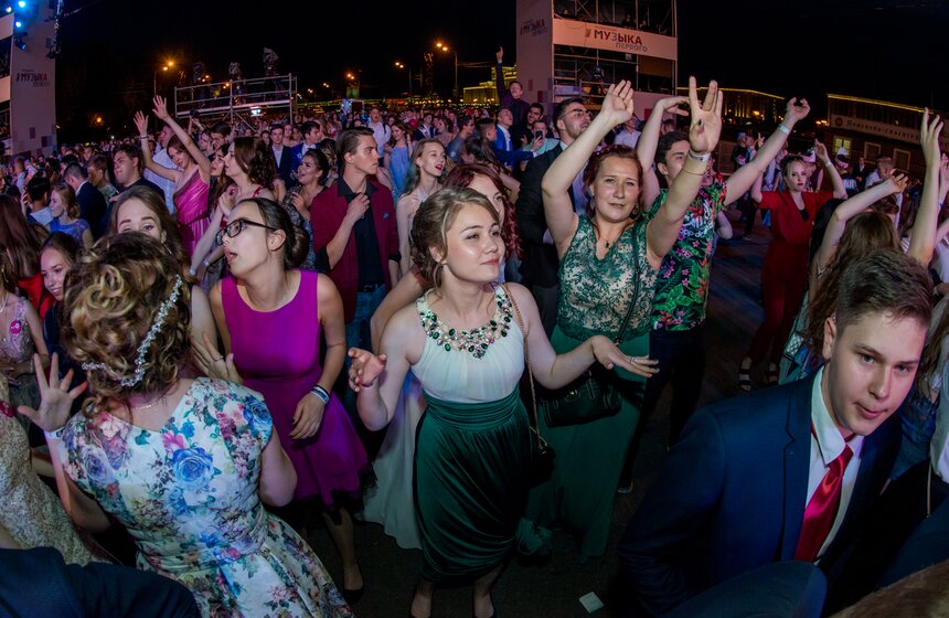 С помощью проекта “Активный гражданин” школьники смогли сами выбрать ведущего вечера, а также желаемые музыкальные направления и звезд, которые будут выступать на сцене Парка Горького. По итогам голосования хэдлайнерами стали Feduk, T-killah и Мот.