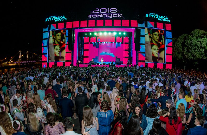 DJ Groove, группы "Винтаж", IOWA, Burito и многие другие порадовали в этот день своими выступлениями выпускников. Всего на главной и танцевальной зонах зажигали 40 артистов, ди-джеев и музыкальных коллективов.