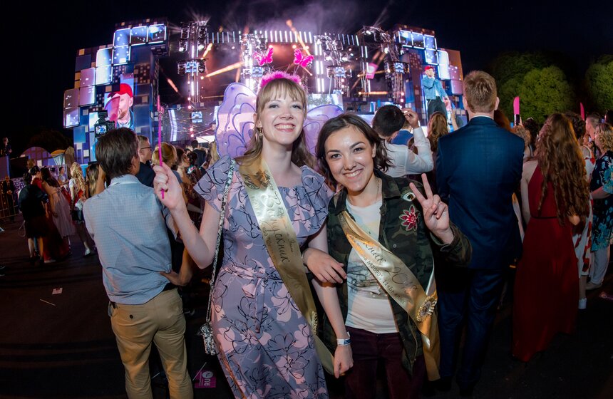 Одной из самых ожидаемых исполнительниц концерта для выпускников стала Ольга Бузова. После того, как певица исполнила 3 песни и собралась уходить со сцены, толпа загудела, и Ольга решила остаться, несмотря на договоренности с организаторами.