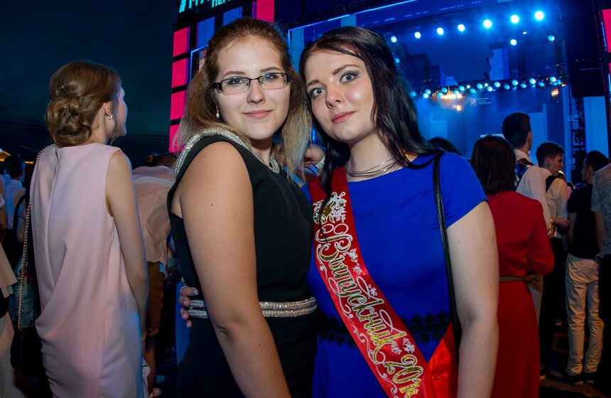 Многие девушки в этот день ждали своих принцев или хотя бы признание в любви от уже бывшего одноклассника, с которым просидели за партой последние 10 лет.