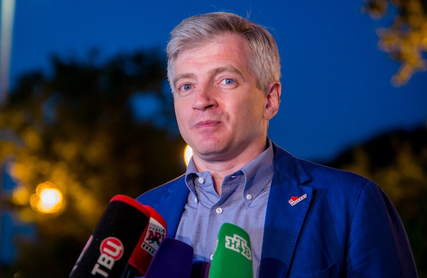 Как сообщил руководитель департамента культуры Москвы Александр Кибовский, для выпускников в этот день было аккредитовано 544 автобуса. А саму территорию охраняли около 800 сотрудников полиции, национальной гвардии и частных охранных предприятий.