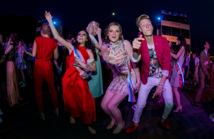 На территории парка было организовано 35 интерактивных точек и фотозон. Большой популярностью для селфи пользовались арт-объекты, подготовленные специально к праздничному вечеру.