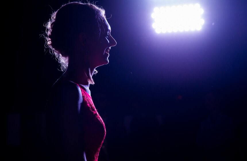 Особенно повезло девушкам, которых одноклассники посадили на плечи, чтобы было лучше видно сцену.