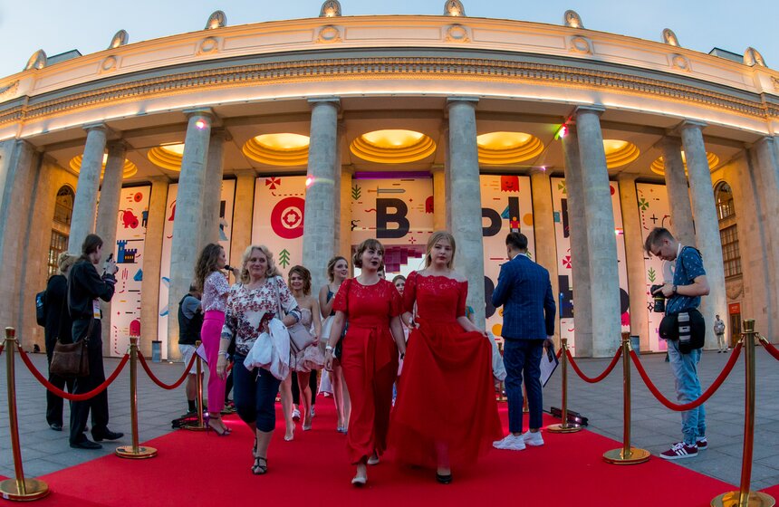 Праздник чувствовался уже на входе в парк, территорию которого закрыли для посетителей и выделили на целые сутки специально для школьников. Прямо перед главными воротами была расстелена красная ковровая дорожка, и выпускники вместе с родителями вышагивали по ней словно номинанты на премию "Оскар".