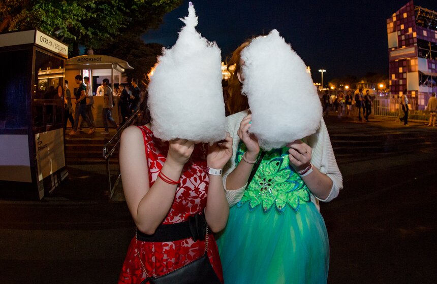 Для девушек, у которых в жаркую летнюю ночь испортилась прическа или немного потек макияж, дежурила команда стилистов, готовых прийти красавицам на помощь и вернуть им первозданный образ.