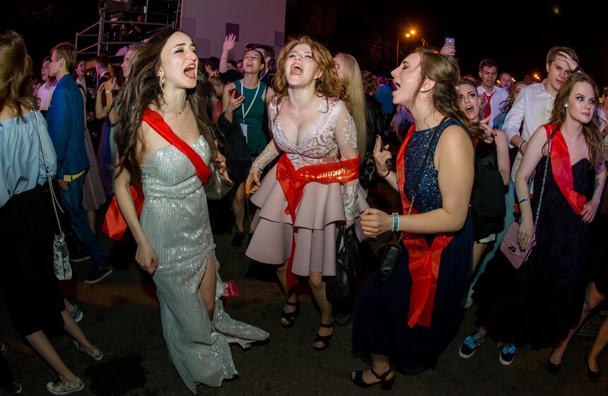 Девушки в разгаре празднования.