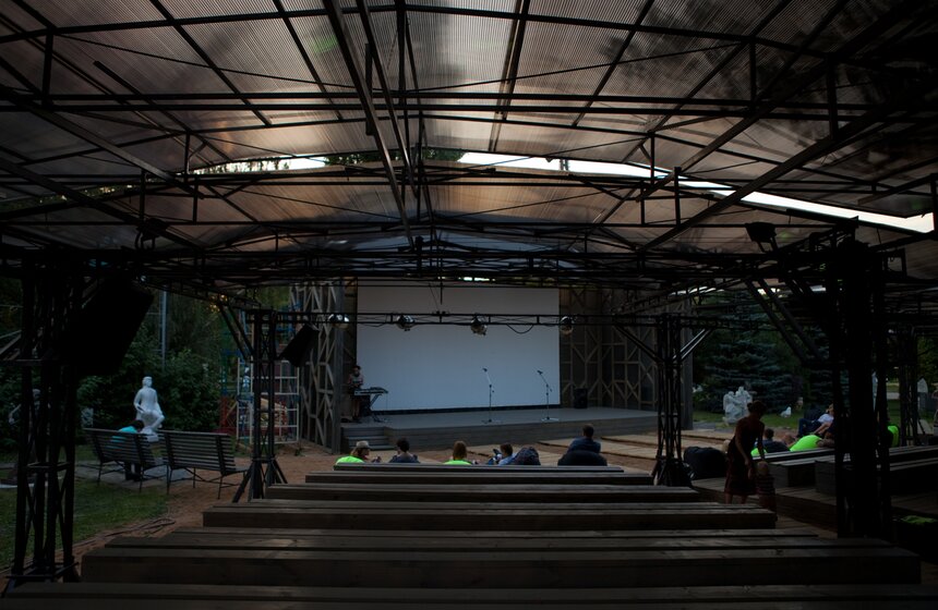 Летний кинотеатр в парке "Музеон" 4 фото