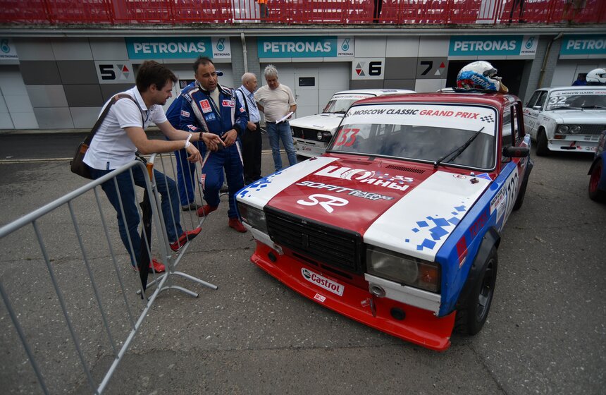 С самого утра в паддоке (возле гаражных боксов – М24) любителей скорости ждали гоночные автомобили, которым сегодня предстояло выйти на трек. Зрители могли рассмотреть со всех сторон "боевые" аппараты, а если повезет – расспросить механиков о технической начинке.