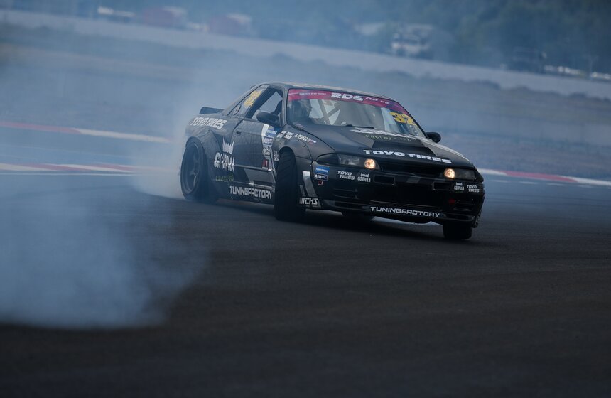 Тем временем зрителей развлекают выступлениями дрифтеры на автомобилях класса RDS. Сегодня они не соревнуются, а лишь показывают мастерство управления при заносе.