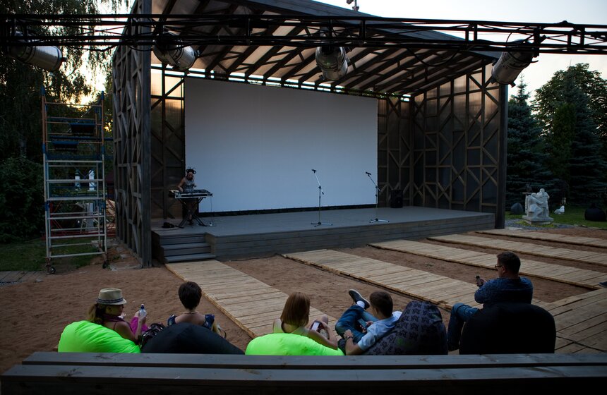 Летний кинотеатр в парке "Музеон" 3 фото