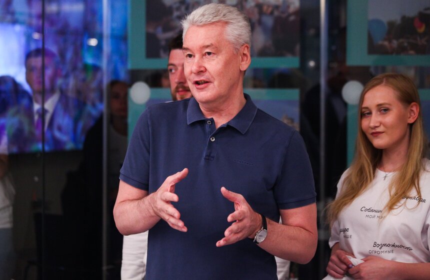 В Москве тем временем продолжается избирательная программа. Действующий глава города Сергей Собянин обсудил с волонтерами избирательного штаба предложения москвичей, которые лягут в основу предвыборной кампании. Волонтеры, в свою очередь, доложили о том, что в настоящее время собрано более трех тысяч предложений от жителей Москвы.