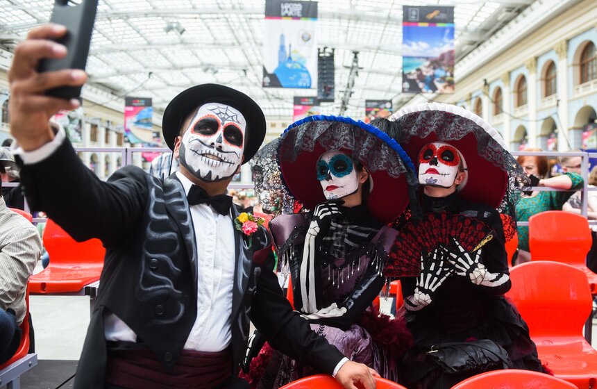 29 июня в Гостином дворе прошел традиционный мексиканский праздник – "День мертвых". Гостей встречали участники шоу, одетые в костюмы женских скелетов, напоминающих Катрину – главного персонажа "Дня Мертвых". Участники могли попробовать сладости в виде черепов. В 2008 году ЮНЕСКО включило праздник в список нематериального культурного наследия человечества. В этот день мексиканцы вспоминают своих умерших родственников, при этом они демонстрируют праздничное, карнавальное отношение к смерти. Всего фестиваль посетили 20,5 тысячи человек.