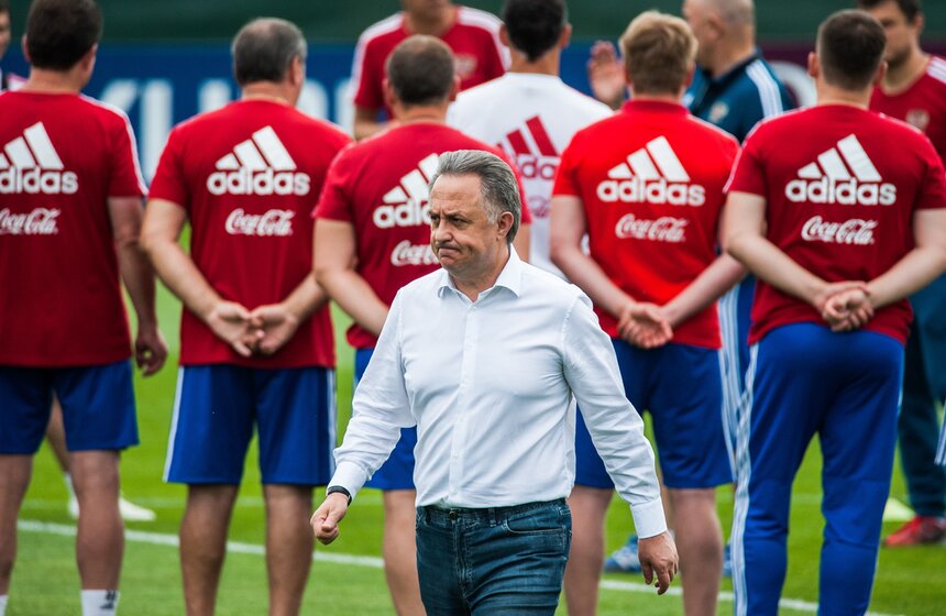 В еще одном матче 1/8 встречались сборные России и Испании. На предматчевой тренировке наших футболистов посетил и подбодрил президент Российского футбольного союза Виталий Мутко.