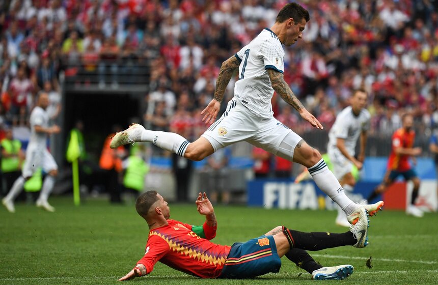 Мало кто даже из самых преданных поклонников нашей сборной верил в ее успех после поражения от команды Уругвая. Но футболисты сборной России решительно настроились перед матчем и выбрали правильную тактику. Испанцы практически не давали возможности нашей сборной завладеть мячом. Поэтому первый гол залетел в ворота нашей сборной после неудачного движения Сергея Игнашевича в собственной штрафной. Но наши смогли отыграться после пенальти, которое реализовал Артем Дзюба.