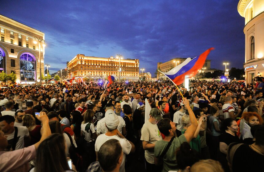 Российские болельщики не могли поверить в то, что сборная действительно победила! От радости они вышли отпраздновать общую победу на улицы столицы.