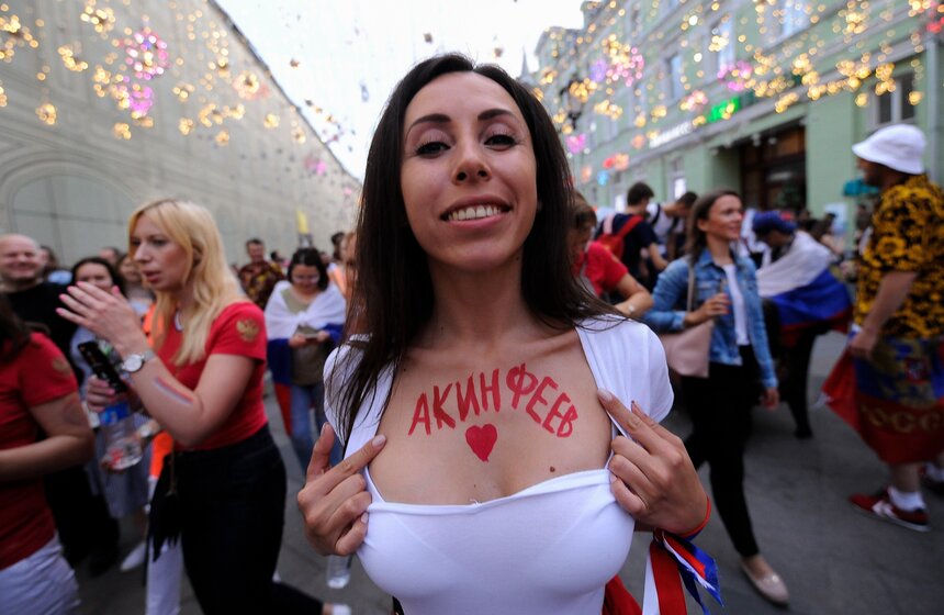 Главным образом все чествовали голкипера сборной Игоря Акинфеева, который совершил невообразимый сейв ногой.