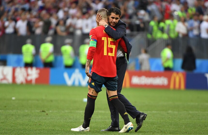 Испанские игроки вместе с тренером не могли скрыть своего разочарования. Теперь они будут следить за чемпионатом мира только по телевизору.