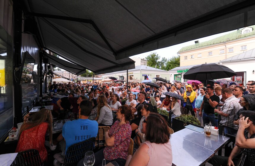 Болельщики очень сильно переживали за каждый гол и не оставляли свою сборную ни на секунду.