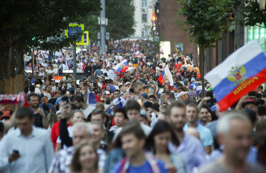 Фанаты российской сборной всю ночь гуляли и отмечали победу своих игроков.