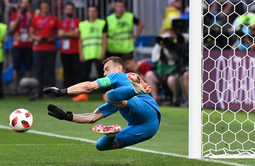 Однако команды больше не смогли друг другу забить голов ни в оставшееся время, ни в дополнительное. Поэтому победителя выявила серия пенальти. Главным героем стал Игорь Акинфеев, который смог отразить целых два одиннадцатиметровых удара от испанцев и привести сборную к победе. Причем решающий мяч Акинфеев отбил ногой!