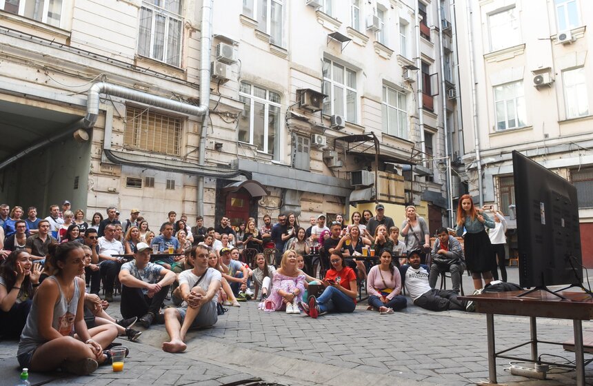 Окрасилась цветами российского триколора не только территория "Лужников", но и вся Москва. Болельщики собирались посмотреть матч как в барах, так и просто во дворах домов.