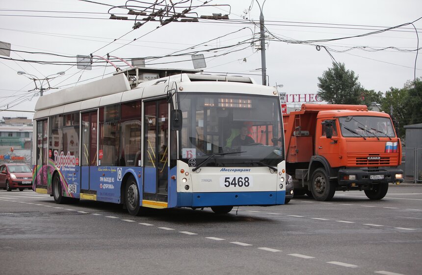Сейчас в городе ездят порядка 1,5 тысяч троллейбусов. Летом прошлого года на Садовом кольце троллейбусы заменили автобусами из-за ремонтных работ в рамках программы благоустройства. График движения остался прежним, как и номера привычных маршрутов, – № 3, 10, 39, 47 и 79. Единственное изменение – к ним добавилась буква "Т". Однако после реконструкции троллейбусы не вернули на линию, на смену им в этом году придут электробусы.